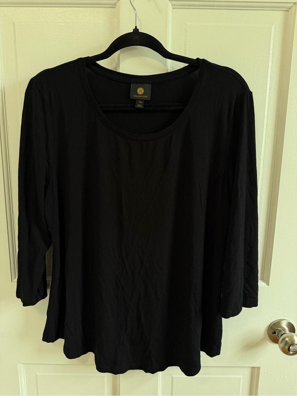 Women’s Black Scoop Neck Long Sleeve Top